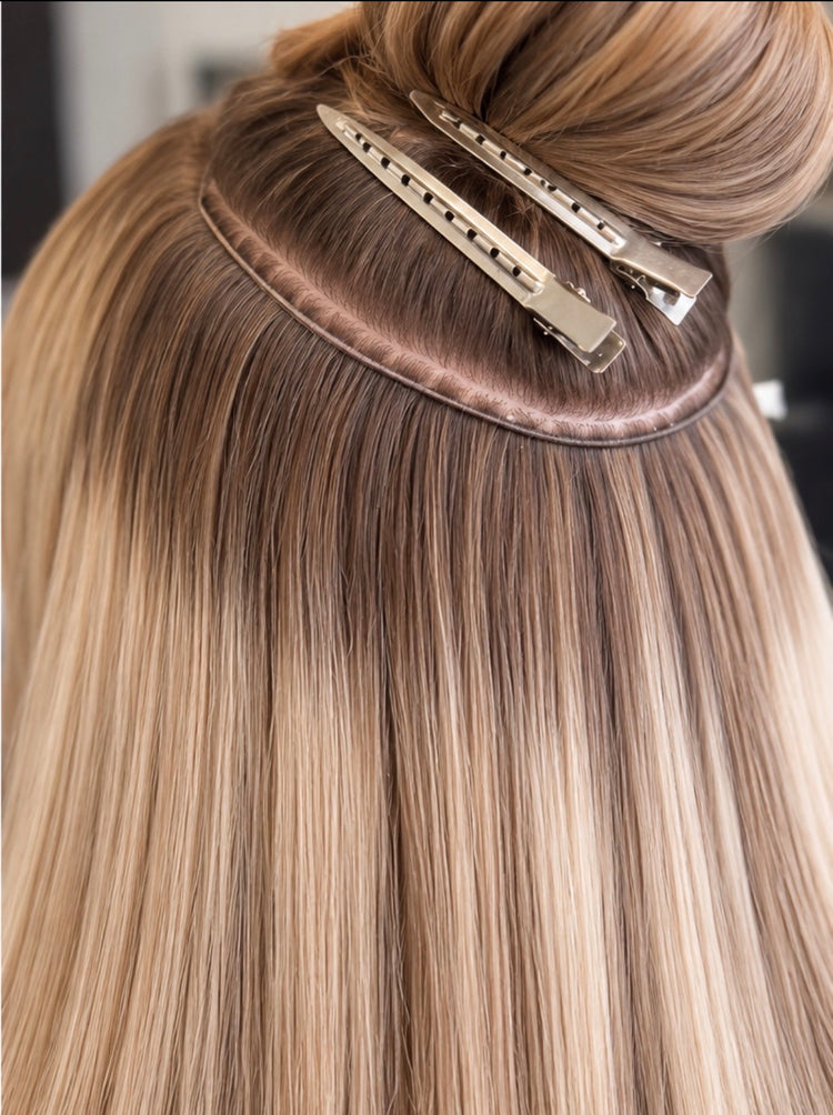 Invisible Butterfly Weft geplaatst in blond haar