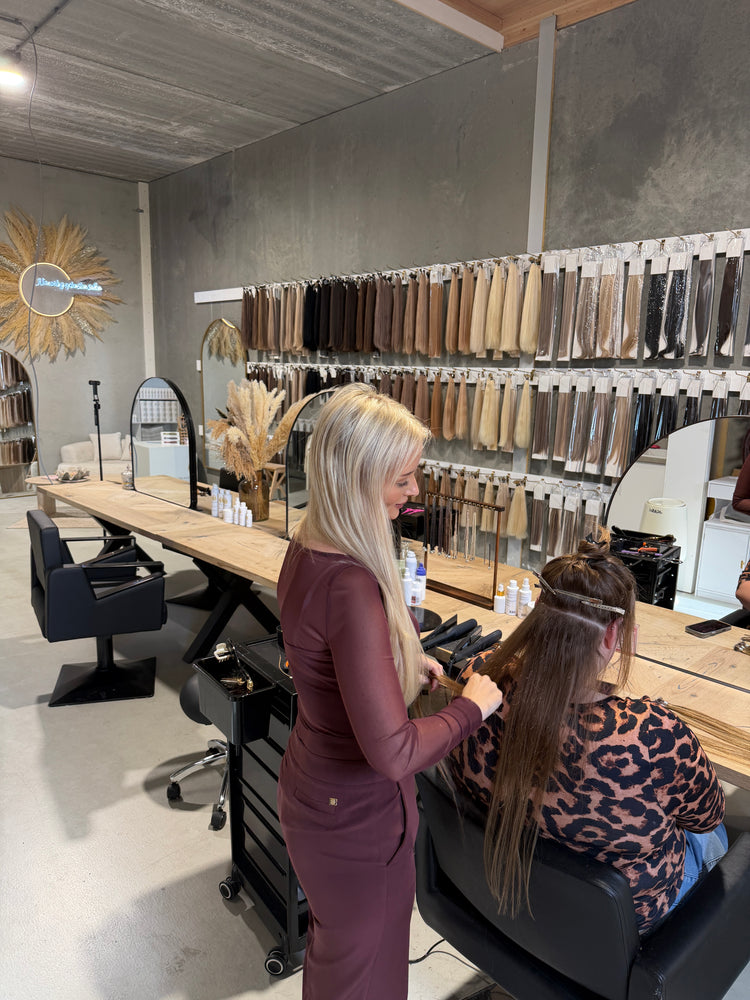 Plaatsing van extensions in Extension House Salon